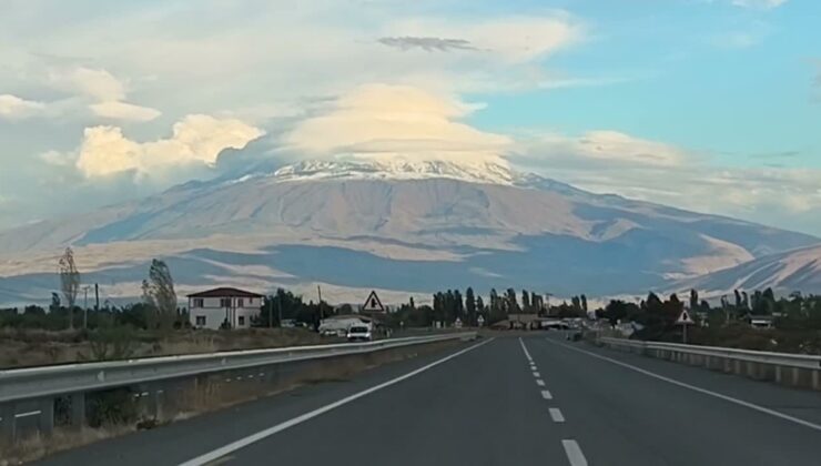 Iğdır’da fırtına sonrası Ağrı Dağı’nın zirvesi ve etekleri Eylül’de karla kaplandı