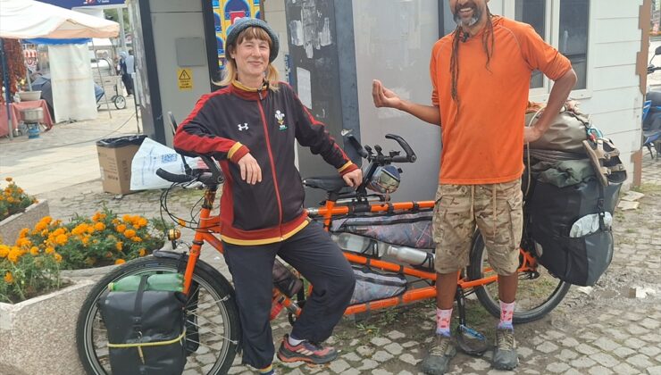 İngiltere’den tandem bisikletle gelen iki arkadaş Beypazarı’nda festivale denk geldi