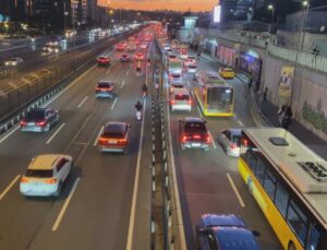 İstanbul’da akşam trafiği yüzde 69’a ulaştı, yoğunluk D-100 Yenibosna’da görüntülendi