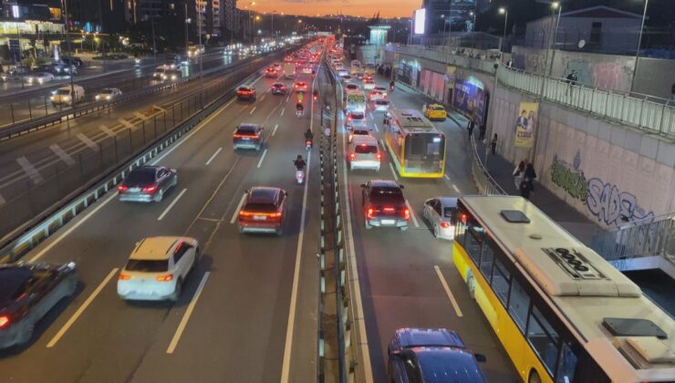 İstanbul’da akşam trafiği yüzde 69’a ulaştı, yoğunluk D-100 Yenibosna’da görüntülendi