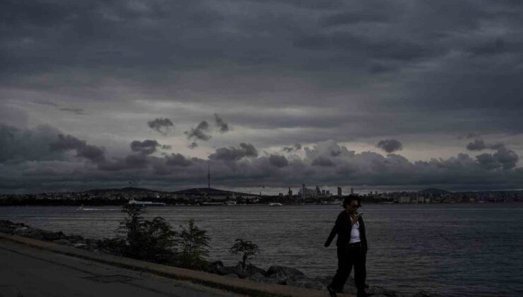 İstanbul’da yağmur öncesi gri bulutlar Tarihi Yarımada’da kartpostallık görüntü sundu