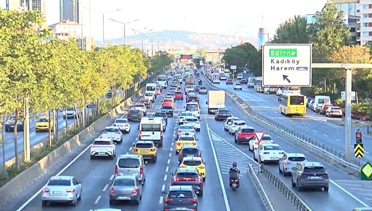 İstanbul’da yeni eğitim öğretin döneminin ilk günü trafik yoğunluğu oluştu