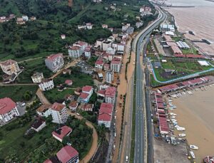 İyidere’de menfezler tıkanınca yollar göle döndü, Rize’de sel araçları suda bıraktı