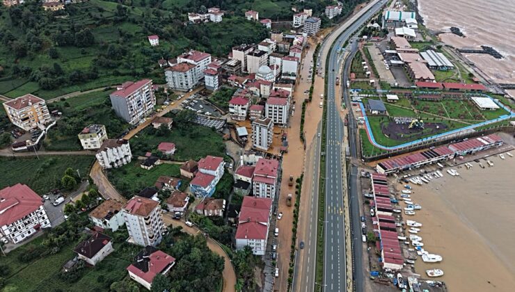 İyidere’de menfezler tıkanınca yollar göle döndü, Rize’de sel araçları suda bıraktı