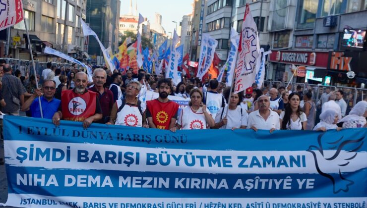 Kadıköy’de Dünya Barış Günü Yürüyüşü