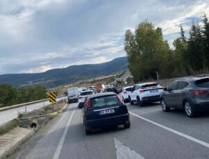 Karabük Eskipazar’da yol çalışması İstanbul yönünde uzun araç kuyruğu oluşturdu