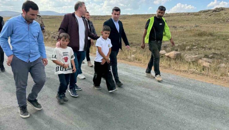 Kars Valisi Ziya Polat, Susuz’da SSB’li köy yollarını inceledi, çocuklar eşlik etti