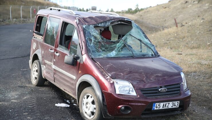 Kars’ta iki aracın çarpıştığı kazada 3 kişi yaralandı, sıkışanları AFAD kurtardı
