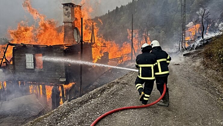 Kastamonu İnebolu’da ahşap ev yangını 7 eve sıçradı, söndürme çalışmaları sürüyor