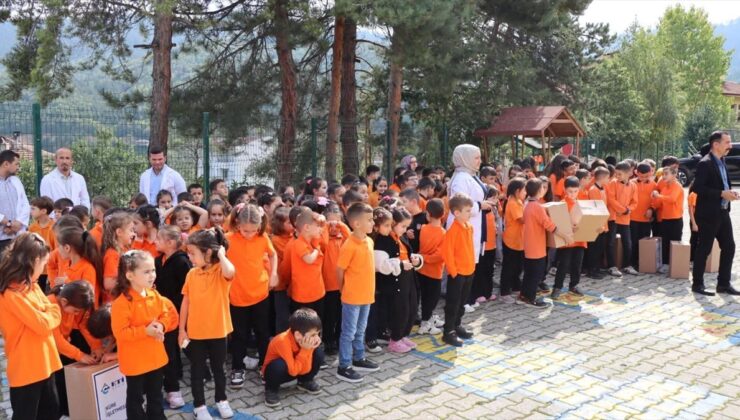 Kastamonu Küre’de kaymakamlık ve maden şirketi öğrencilere kırtasiye yardımı yaptı
