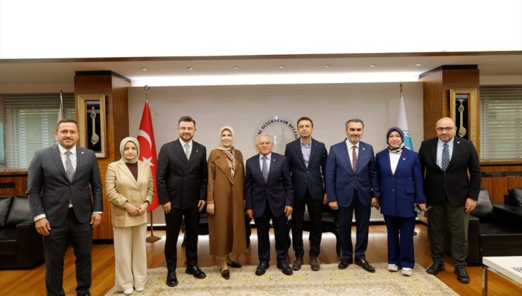 Kayseri’de AK Parti heyeti, Başkan Büyükkılıç ile kentin ihtiyaçlarını görüştü