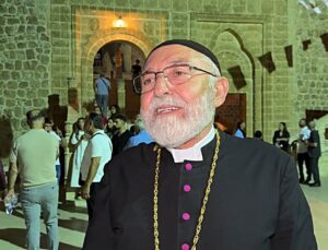 Kıbrıs gazisi Süryani papaz Önder, sol kolunda 2 şarapnel parçası taşıyor