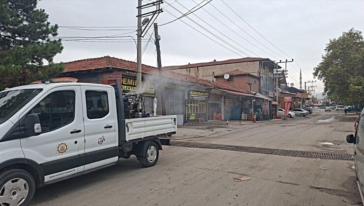 Kırıkkale Belediyesi ekipleri kent genelinde vektörle mücadele için ilaçlama yapıyor
