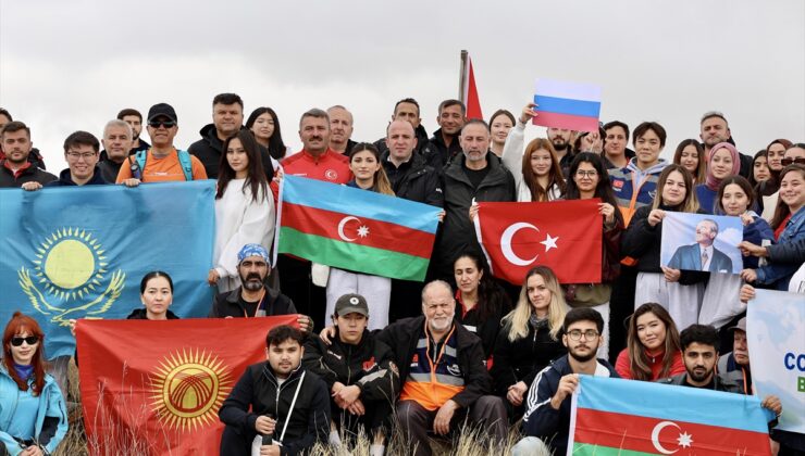 Kırşehir’de 120 kişi Gönül Dağı zirvesinde Neşet Ertaş’ı andı