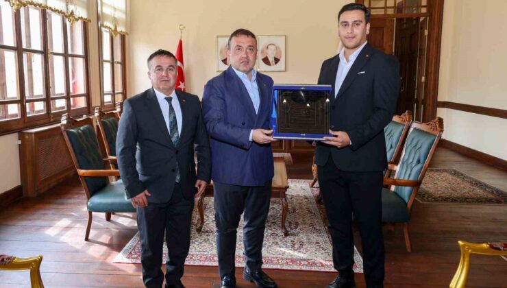 Kırşehir’den gönderilen Ahilik Sancağı Bilecik Valisi Sözer’e takdim edildi