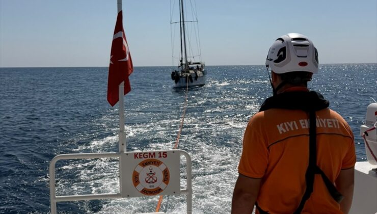Kıyı Emniyeti ekipleri, Fethiye açıklarında sürüklenen teknedeki 4 kişiyi kurtardı