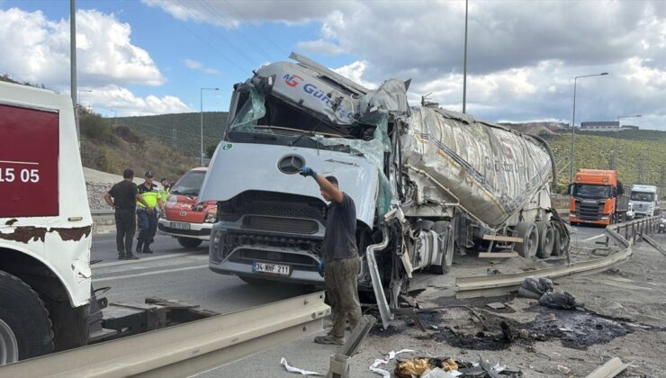 Kocaeli’de devrilen silobas kara yolunda ulaşımı aksattı