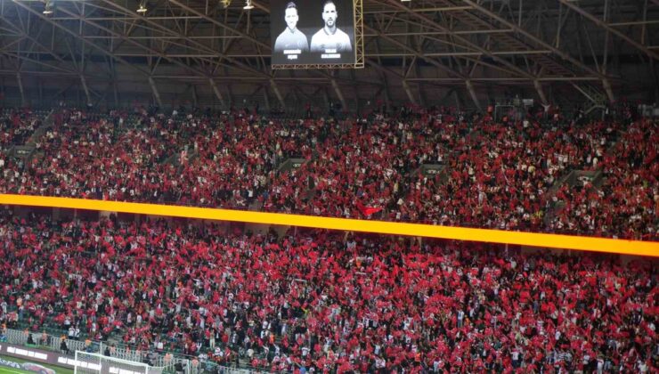 Kocaeli’de Fransa-Türkiye maçı öncesi Uçar ve Kalender skorboardda anıldı