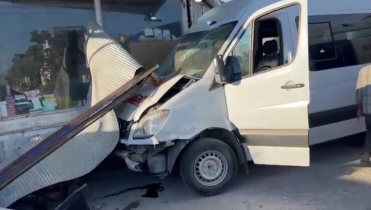 Kontrolden çıkan içi servisi dükkana daldı! 10 yaralı