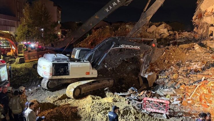 Küçükçekmece’de yıkımı süren binanın bir bölümü çöktü, yoldan geçen 2 kişi yaralandı