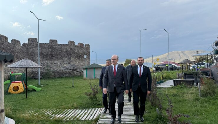 Kültür ve Turizm Bakan Yardımcısı Çam, Ardahan’da kale ve kongre binasını gezdi