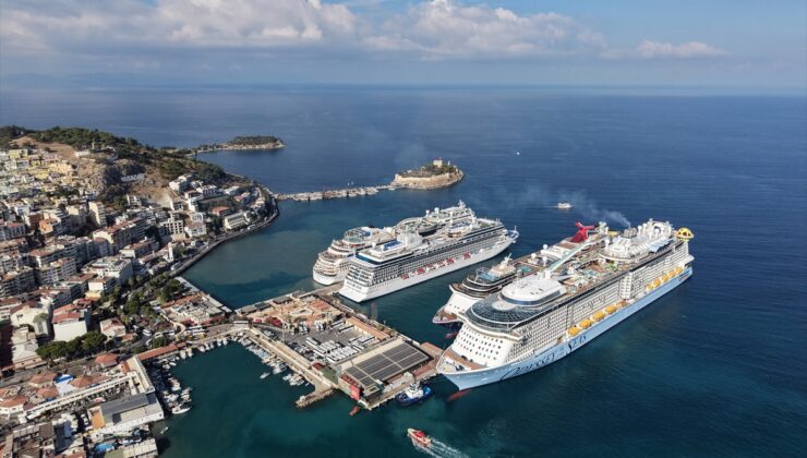 Kuşadası’ndaki Ege Port Limanı’na yanaşan 4 kruvaziyerden 11 bin 811 turist indi