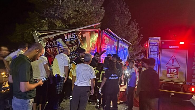 Mardin Artuklu’da otomobil reklam panosuna çarptı, 3 kişi yaralandı