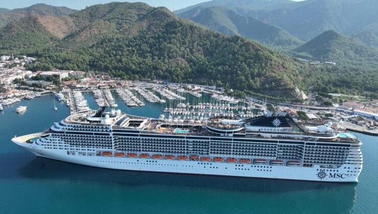 Marmaris’e gelen MSC Divina’dan 3 bin 893 turist ilçeyi gezdi