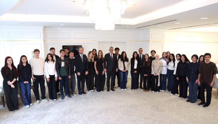 Memişoğlu, tıp öğrencilerine günde 3 milyon kişiye dokunulduğunu söyledi