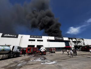 Mersin Akdeniz’de sabun ve deterjan üreten fabrikada yangın çıktı