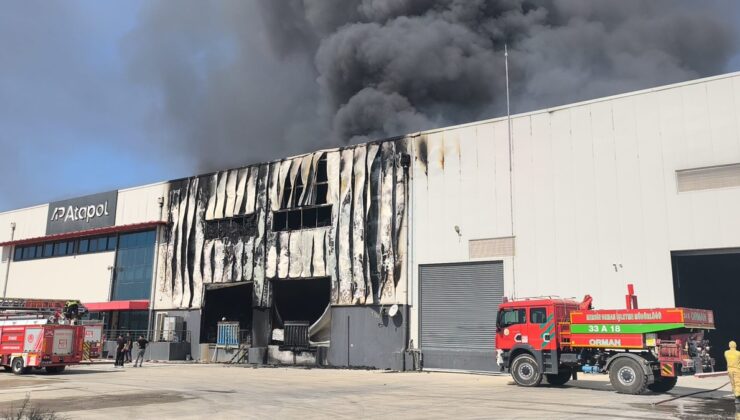 Mersin Akdeniz’de temizlik malzemesi tesisinde çıkan yangına itfaiye müdahale ediyor