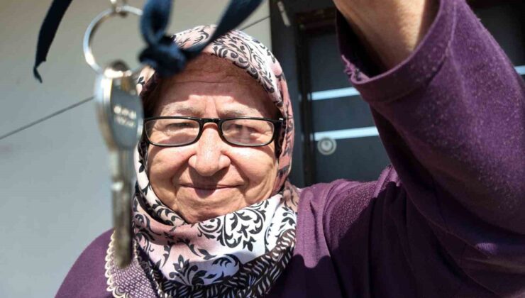 Mersin Erdemli’de 69 yaşındaki Fatma Dinç’e muhtar ve gönüllüler ilk evini yaptı