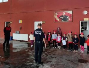 Merzifon’da itfaiye ekipleri anaokulu öğrencilerine 112’yi ve yangını anlattı