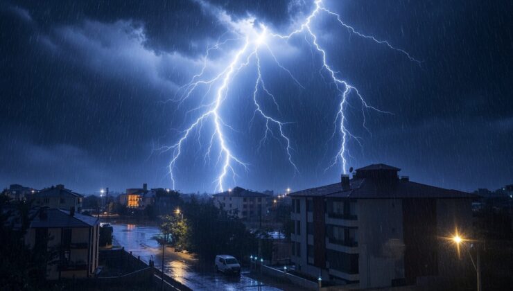 Meteoroloji uyarısı sonrası Erzincan’da sağanakla çakan şimşekler geceyi aydınlattı