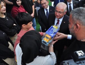 Milli Savunma Bakanı Güler, Kars’ta çocuklara oyuncak dağıttı, Kars kaşarı tattı