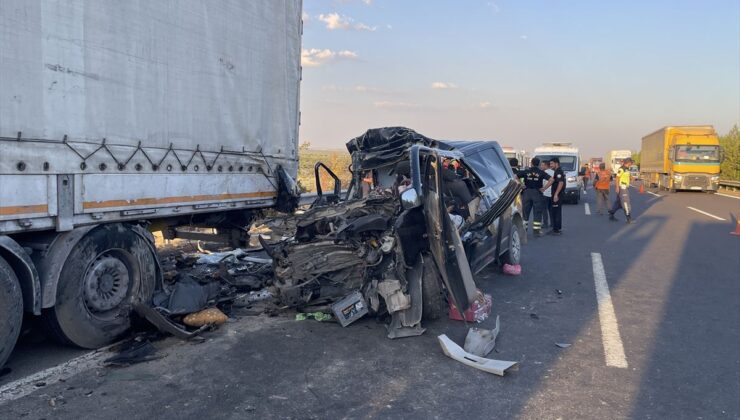 Minibüs Tıra Çarptı: 2 Ölü, 2 Yaralı
