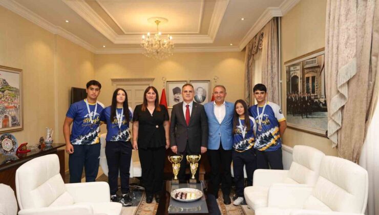 Muğla Valisi Akbıyık, raftingde Türkiye şampiyonu Sarsala sporcularına başarı diledi