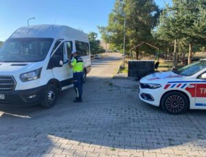Muş Varto’da jandarma, okul servislerini denetleyip sürücüleri bilgilendirdi