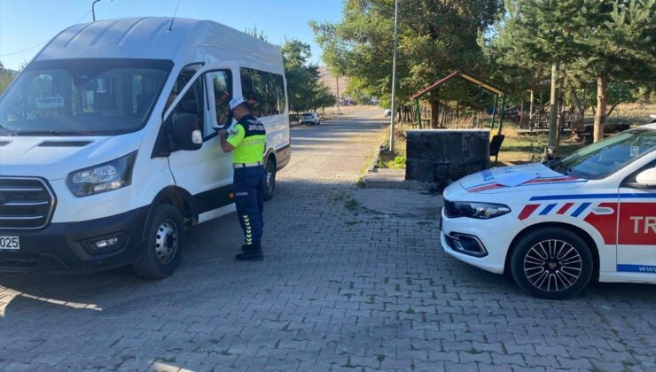 Muş Varto’da jandarma, okul servislerini denetleyip sürücüleri bilgilendirdi