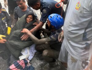 Nepal’de 10 Gün Sonra Sel Felaketinden Kurtarılan Kadın