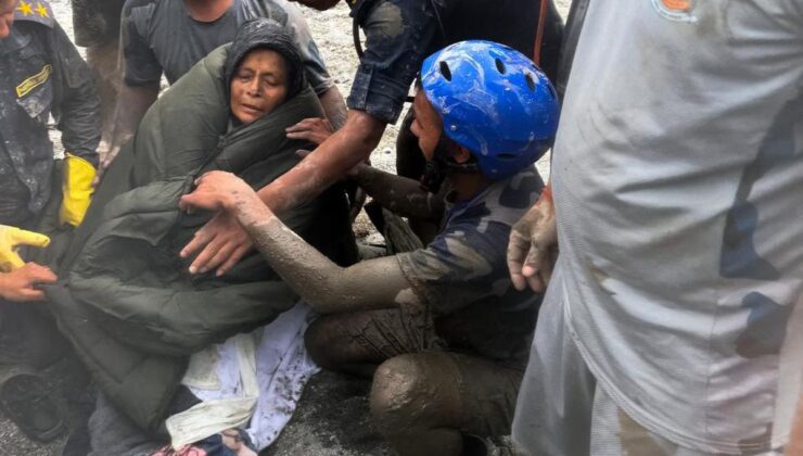 Nepal’de 10 Gün Sonra Sel Felaketinden Kurtarılan Kadın