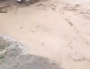 Nevşehir Ürgüp’te selde köprüye sıkışan otomobildeki 3 kişi köylülerce kurtarıldı