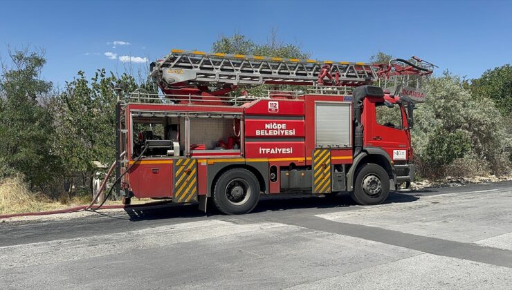 Niğde’de otluk alanda çıkıp çevredeki ağaçlara sıçrayan yangın söndürüldü