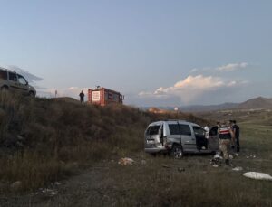 Panelvan şarampole devrildi: 2 yaralı