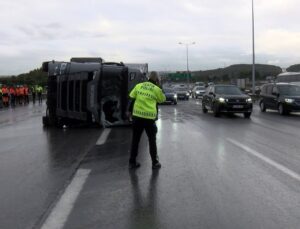 Pendik’te balık yüklü TIR devrildi; şoför yaralandı, trafik yoğunluğu oluştu
