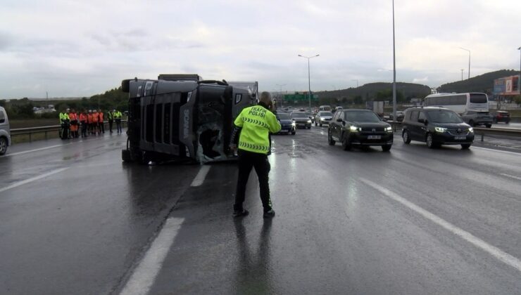 Pendik’te balık yüklü TIR devrildi; şoför yaralandı, trafik yoğunluğu oluştu