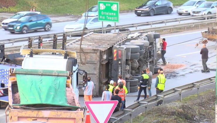 Pendik’te hurda yüklü kamyon virajda devrildi, TEM’de trafik tek şeritten sağlandı