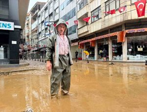 Rize’de selin vurduğu İyidere ve Pazar’da iş yerlerinde temizlik başladı
