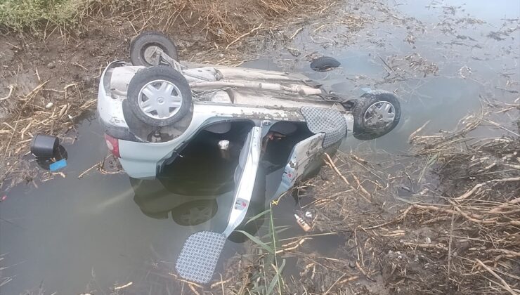Sakarya Pamukova’da yabani hayvandan kaçan otomobil sulama hendeğine devrildi
