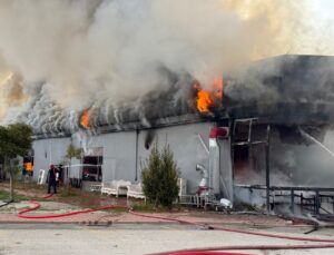Sakarya Serdivan’da restoran yangını 15 araç ve 27 personelle söndürüldü